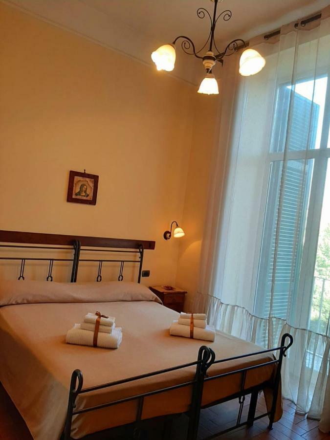 B&B Conte Cavour ナポリ エクステリア 写真